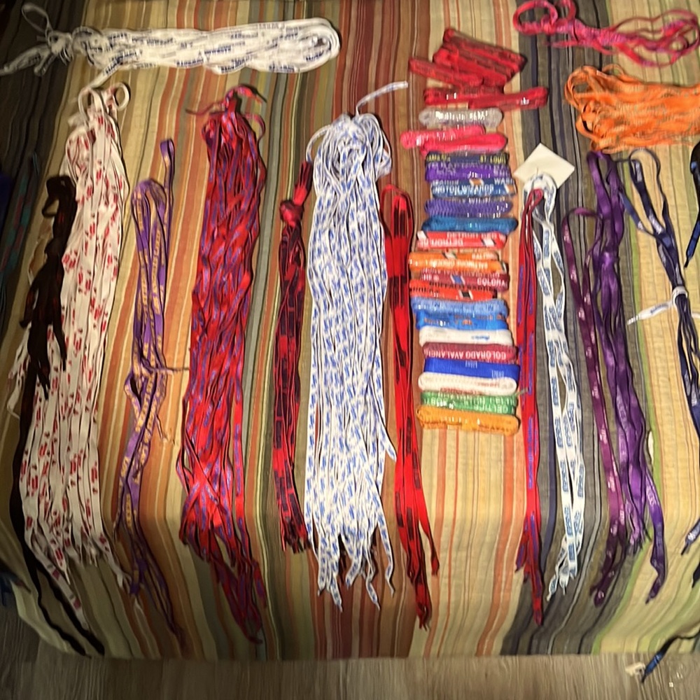 Exclusive team shoestrings 45 inches in length and great condition. All 4 a 100